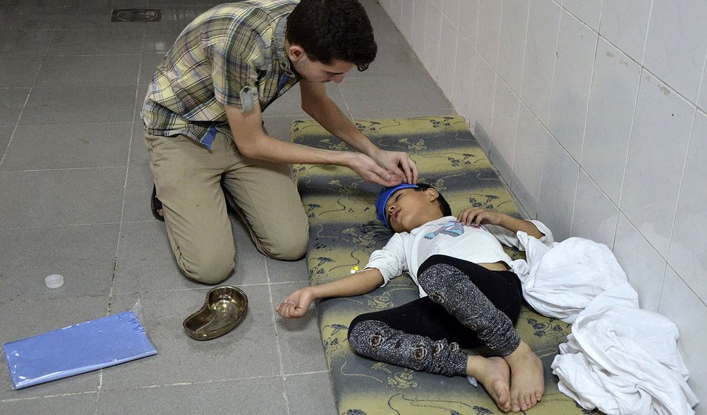 A boy, affected by what activists say was a gas attack, is treated at a medical center in the Damascus suburbs of Saqba, August 21, 2013. Syria's opposition accused government forces of gassing hundreds of people on Wednesday by firing rockets that releas (Foto: Roberta Namour) A boy, affected by what activists say was a gas attack, is treated at a medical center in the Damascus suburbs of Saqba, August 21, 2013. Syria's opposition accused government forces of gassing hundreds of people on Wednesday by firing rockets that releas