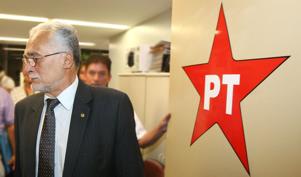 Genoino: "Hoje não falo nem no pau-de-arara" (Foto: Sérgio Lima) Genoino: "Hoje não falo nem no pau-de-arara"