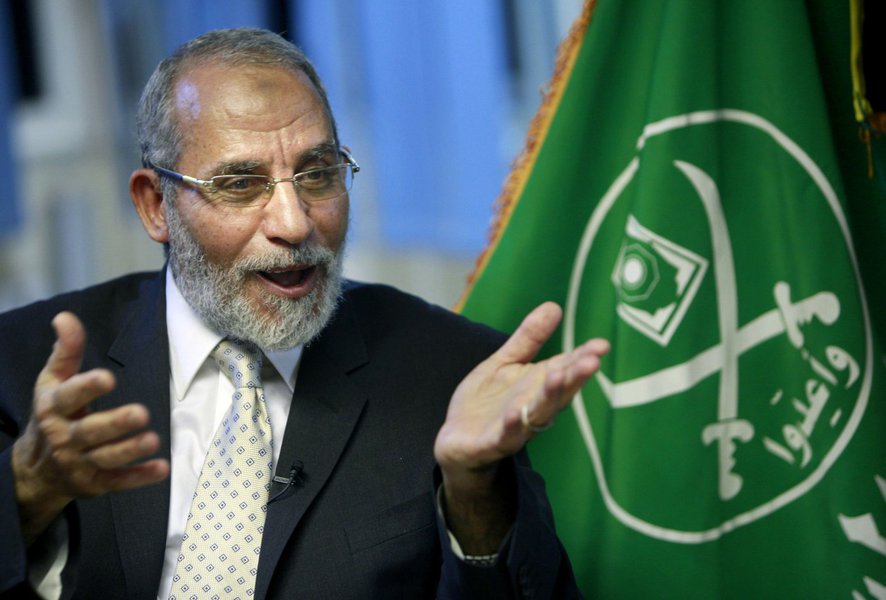 FILE - In this Tuesday, Oct. 26, 2010 file photo, Muslim Brotherhood supreme leader Mohammed Badie talks during an interview with the Associated Press at his office in Cairo Egypt. Egyptian security officials say the Muslim Brotherhood's supreme leader ha (Foto: Leonardo Attuch) FILE - In this Tuesday, Oct. 26, 2010 file photo, Muslim Brotherhood supreme leader Mohammed Badie talks during an interview with the Associated Press at his office in Cairo Egypt. Egyptian security officials say the Muslim Brotherhood's supreme leader ha
