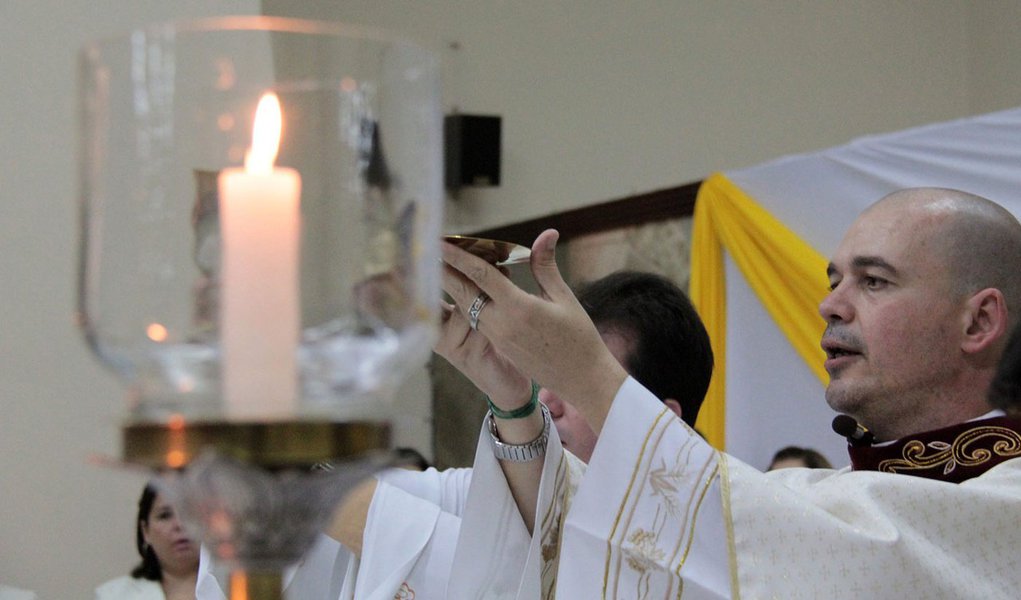 Igreja excomunga padre que defende homossexuais Igreja excomunga padre que defende homossexuais
