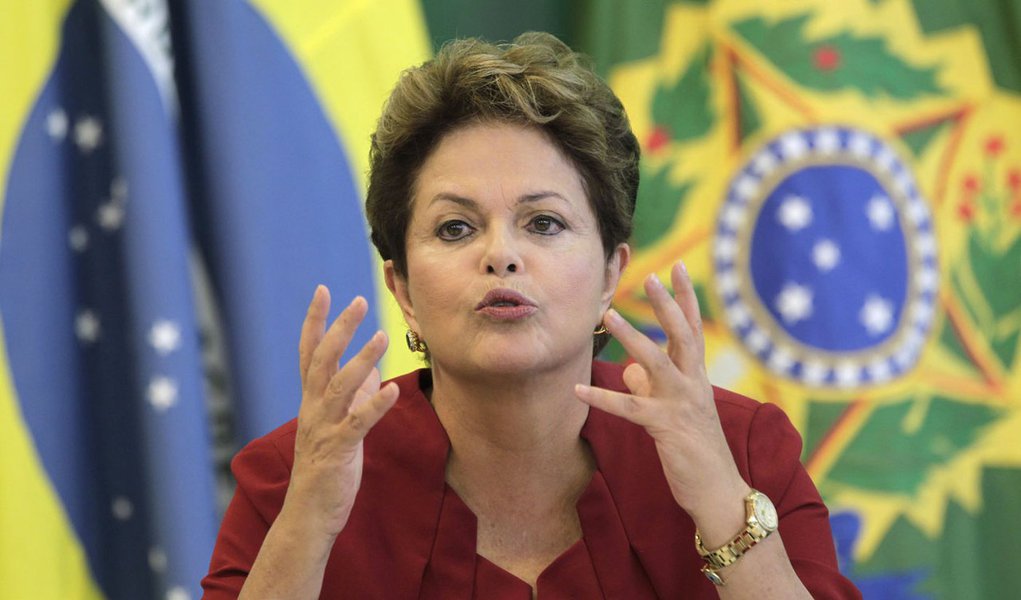 Dilma abre 2013 com as cartas na mão (Foto: UESLEI MARCELINO) Dilma abre 2013 com as cartas na mão