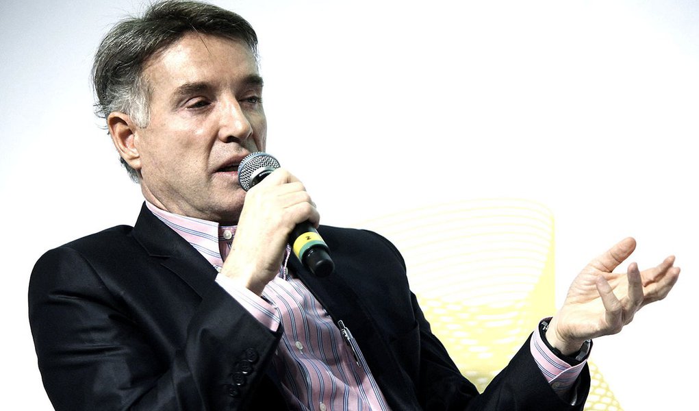 Eike Batista, chief executive officer of EBX Group Co. Ltd., speaks during the Rio Investors Day conference in Rio de Janeiro, Brazil on Tuesday, May 31, 2011. The two-day conference provides an opportunity for institutional investors to meet with executi (Foto: Gisele Federicce) Eike Batista, chief executive officer of EBX Group Co. Ltd., speaks during the Rio Investors Day conference in Rio de Janeiro, Brazil on Tuesday, May 31, 2011. The two-day conference provides an opportunity for institutional investors to meet with executi