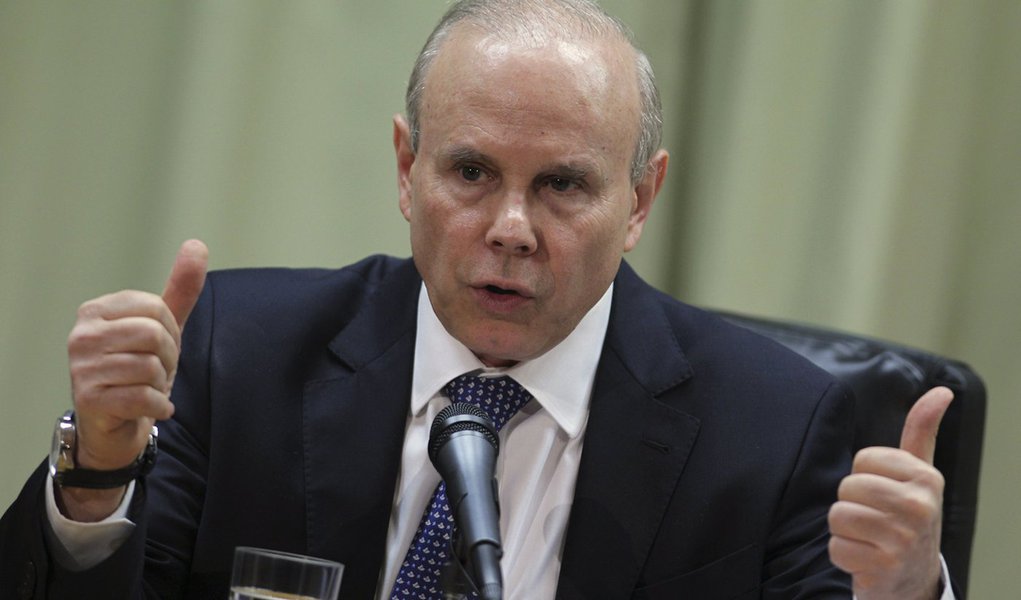 Mantega anuncia medidas para a indústria (Foto: UESLEI MARCELINO) Mantega anuncia medidas para a indústria