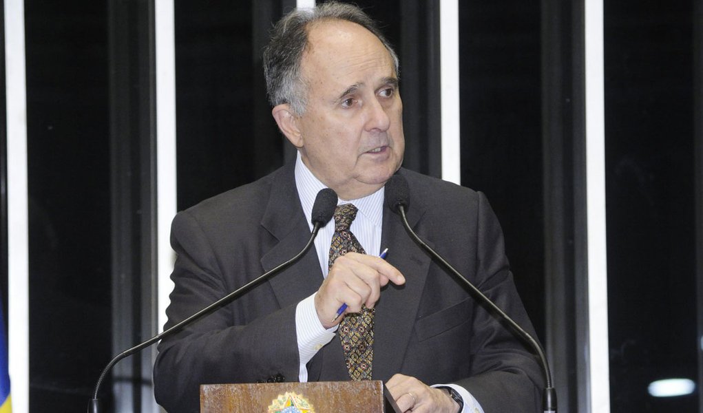 Em discurso na tribuna do Senado, senador Cristovam Buarque (PDT-DF) (Foto: Leonardo Lucena) Em discurso na tribuna do Senado, senador Cristovam Buarque (PDT-DF)