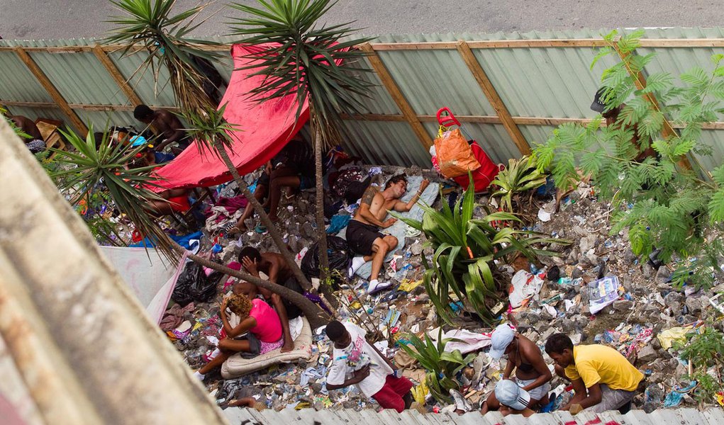 RIO DE JANEIRO, RJ, BRASIL, 22-10-2012, 12h00: Usuarios de crack que se concentravam na regiao das favelas do Jacarezinho e Manguinhos, agora pacificadas, migraram para proximo as favelas do Complexo da Mare, na proximidade da avenida Brasil. Uns sao vist (Foto: Leonardo Lucena) RIO DE JANEIRO, RJ, BRASIL, 22-10-2012, 12h00: Usuarios de crack que se concentravam na regiao das favelas do Jacarezinho e Manguinhos, agora pacificadas, migraram para proximo as favelas do Complexo da Mare, na proximidade da avenida Brasil. Uns sao vist