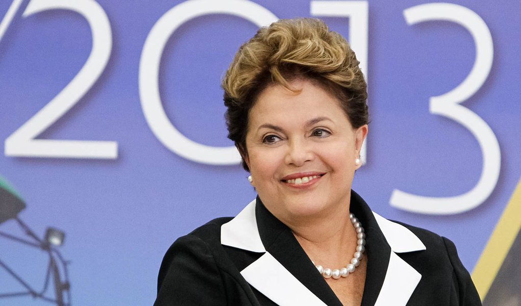 Dilma comemora 1,7 milhão de empregos em 2012 (Foto: Roberto Stuckert Filho) Dilma comemora 1,7 milhão de empregos em 2012