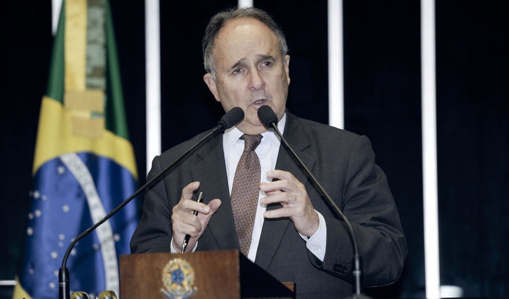 Em discurso na tribuna do plenário do Senado Federal, senador Cristovam Buarque (PDT-DF) (Foto: Leonardo Lucena) Em discurso na tribuna do plenário do Senado Federal, senador Cristovam Buarque (PDT-DF)