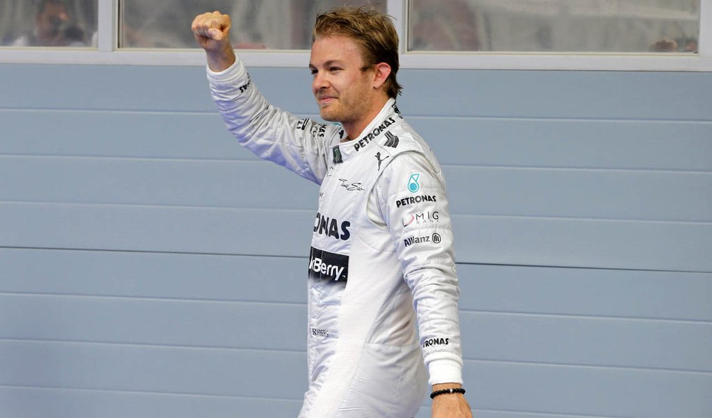 Rosberg faz a pole no GP do Bahrein (Foto: HAMAD I MOHAMMED) Rosberg faz a pole no GP do Bahrein