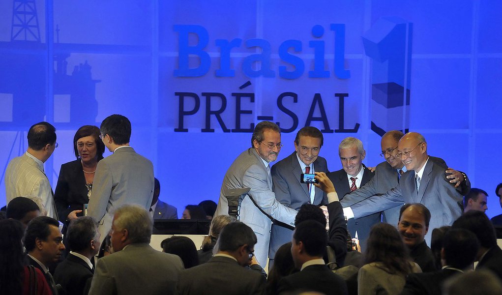 Rio de Janeiro - Consórcio formado pelas empresas Shell, Total, CNPC, Cnooc e Petrobras foi o vencedor da 1ª Rodada de Licitação do Pré-Sal com lance único e terá o direito a explorar e produzir o petróleo da área de Libra, na Bacia de Santos. O ministro (Foto: Leonardo Attuch) Rio de Janeiro - Consórcio formado pelas empresas Shell, Total, CNPC, Cnooc e Petrobras foi o vencedor da 1ª Rodada de Licitação do Pré-Sal com lance único e terá o direito a explorar e produzir o petróleo da área de Libra, na Bacia de Santos. O ministro