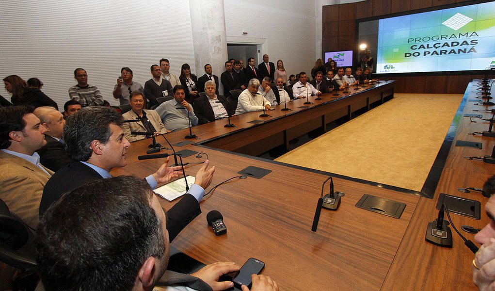 O governador Beto Richa junto com o secretário do Desenvolvimento Urbano, Ratinho Junior, libera os recursos do Programa Calçadas do Paraná para 31 pequenos municípios. Curitiba, 21/08/2013. Foto: Pedro Ribas/ANPr (Foto: Roberta Namour) O governador Beto Richa junto com o secretário do Desenvolvimento Urbano, Ratinho Junior, libera os recursos do Programa Calçadas do Paraná para 31 pequenos municípios. Curitiba, 21/08/2013. Foto: Pedro Ribas/ANPr