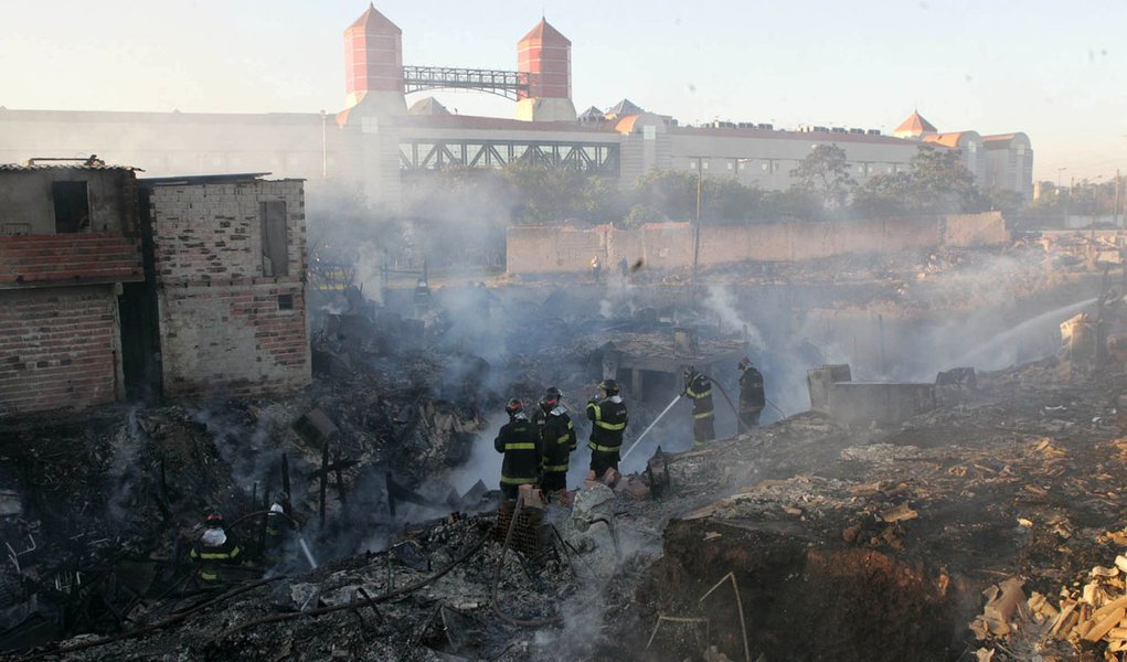 Incêndio em favela de SP deixa mais de 400 desabrigados (Foto: Mário Angelo/Folhapress) Incêndio em favela de SP deixa mais de 400 desabrigados