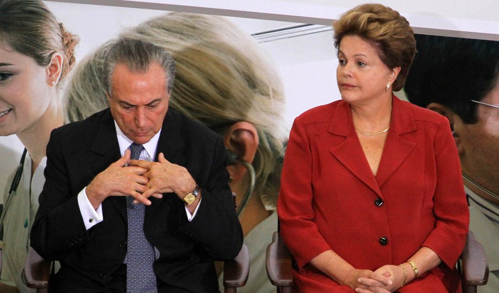 PMDB faz questionário: ficar ou largar Dilma? (Foto: Andre Borges/Folhapress/16209) PMDB faz questionário: ficar ou largar Dilma?