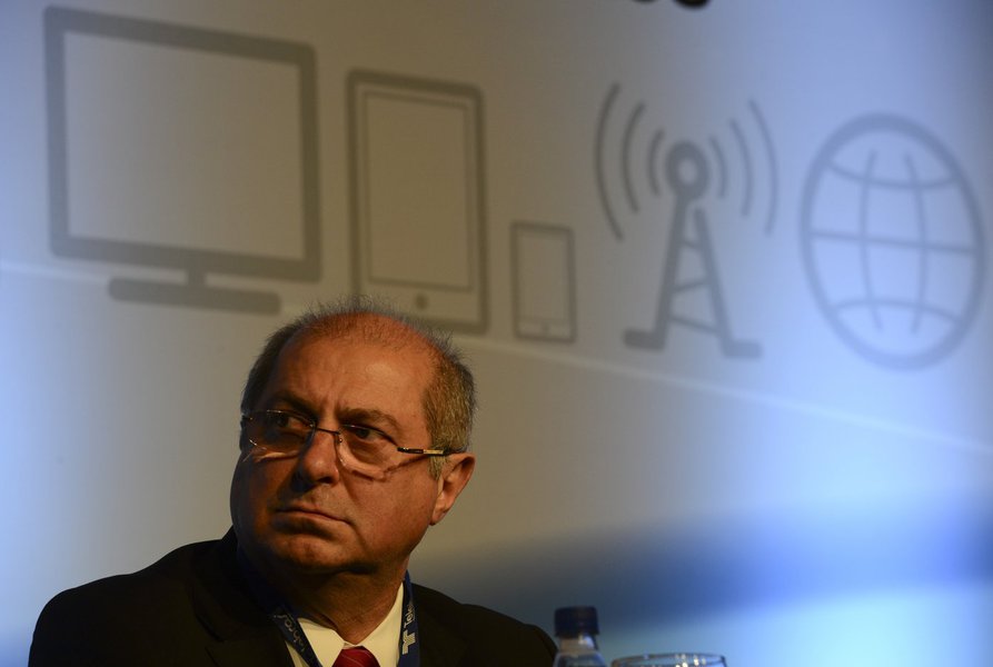 Bernardo adia decisão sobre Vivo e TIM (Foto: Fábio Rodrigues Pozzebom/Abr) Bernardo adia decisão sobre Vivo e TIM