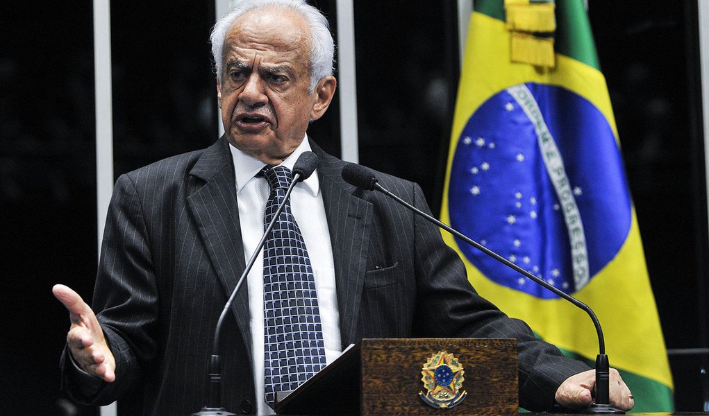 'O PMDB deixou de ser o PMDB', afirma Simon (Foto: Geraldo Magela) 'O PMDB deixou de ser o PMDB', afirma Simon