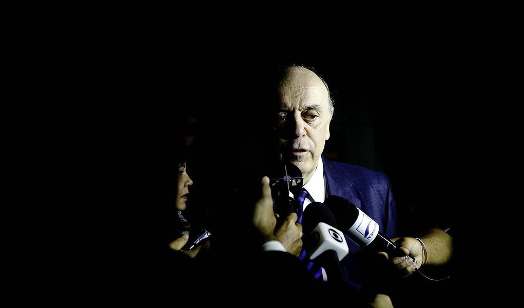 BRASÍLIA, DF, 21.08.2013: REUNIÃO/SERRA/PSDB/DF - O ex-governador de São Paulo, José Serra concede entrevista ao chegar ao Congresso Nacional para participar de reunião com o PSDB, nesta quarta-feira. (Foto: Alan Marques/Folhapress) (Foto: Leonardo Attuch) BRASÍLIA, DF, 21.08.2013: REUNIÃO/SERRA/PSDB/DF - O ex-governador de São Paulo, José Serra concede entrevista ao chegar ao Congresso Nacional para participar de reunião com o PSDB, nesta quarta-feira. (Foto: Alan Marques/Folhapress)