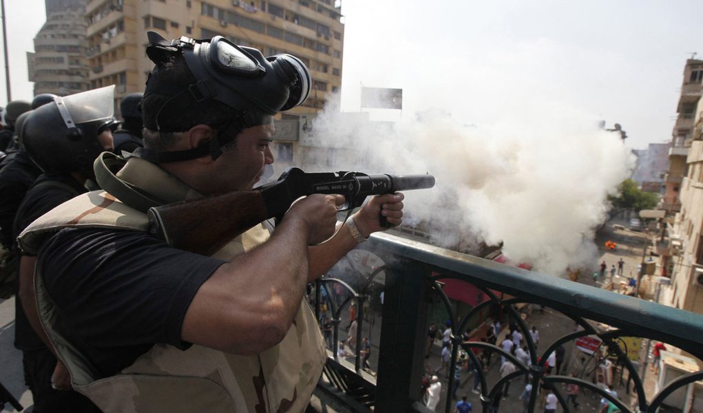 Riot police fire tear gas during clashes with members of the Muslim Brotherhood and supporters of deposed Egyptian President Mohamed Mursi, around Cairo University and Nahdet Misr Square, where they are camping in Giza, south of Cairo August 14, 2013. Egy (Foto: Leonardo Attuch) Riot police fire tear gas during clashes with members of the Muslim Brotherhood and supporters of deposed Egyptian President Mohamed Mursi, around Cairo University and Nahdet Misr Square, where they are camping in Giza, south of Cairo August 14, 2013. Egy