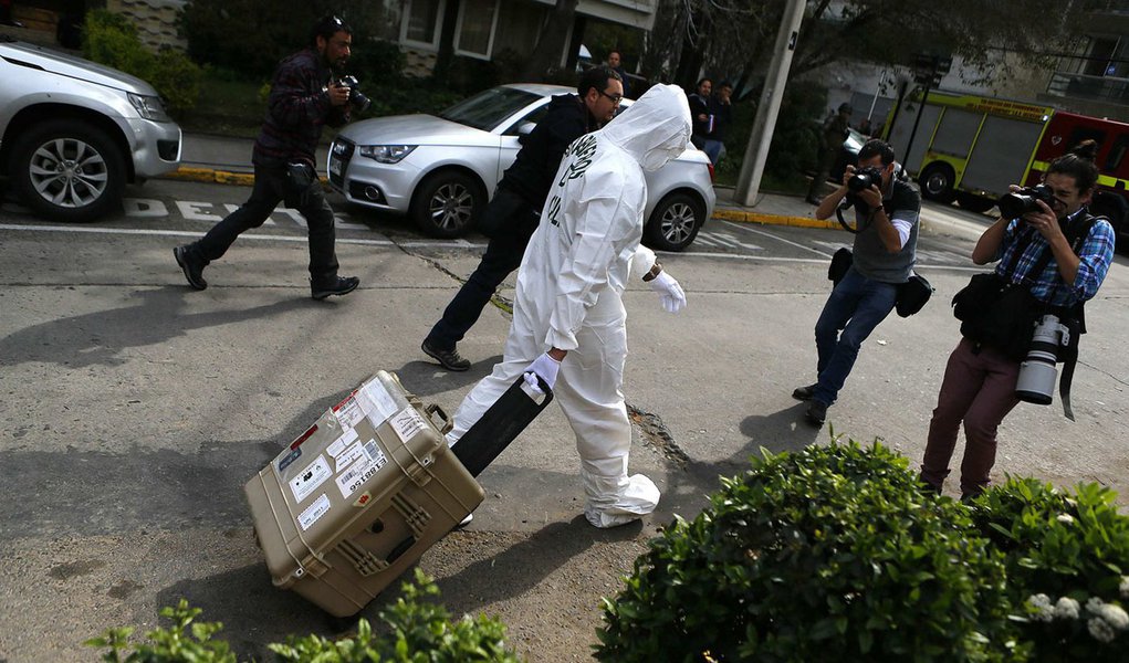 Policial deixa local onde bomba explodiu em Santiago nesta segunda-feira. REUTERS/Ivan Alvarado (Foto: Gisele Federicce) Policial deixa local onde bomba explodiu em Santiago nesta segunda-feira. REUTERS/Ivan Alvarado