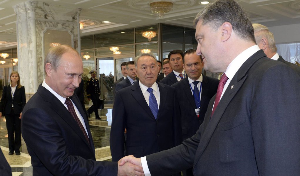 O presidente russo, Vladimir Putin (esquerda), e o presidente ucraniano, Petro Poroshenko, se cumprimentam antes de uma reunião bilateral em Minsk, em Belarus, nesta terça-feira. 26/08/2014 REUTERS/Sergei Bondarenko/Presidência Cazaquistão/Pool (Foto: Roberta Namour) O presidente russo, Vladimir Putin (esquerda), e o presidente ucraniano, Petro Poroshenko, se cumprimentam antes de uma reunião bilateral em Minsk, em Belarus, nesta terça-feira. 26/08/2014 REUTERS/Sergei Bondarenko/Presidência Cazaquistão/Pool