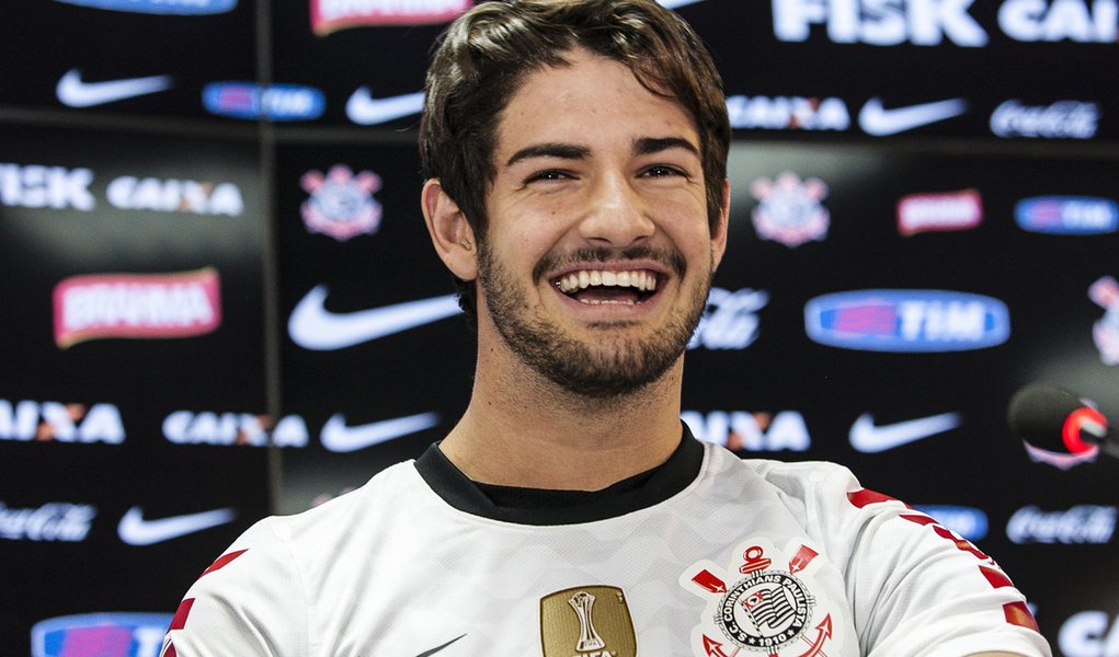 Pato chega ao Corinthians, "o melhor time do mundo" (Foto: Daniel Vorley / Frame) Pato chega ao Corinthians, "o melhor time do mundo"
