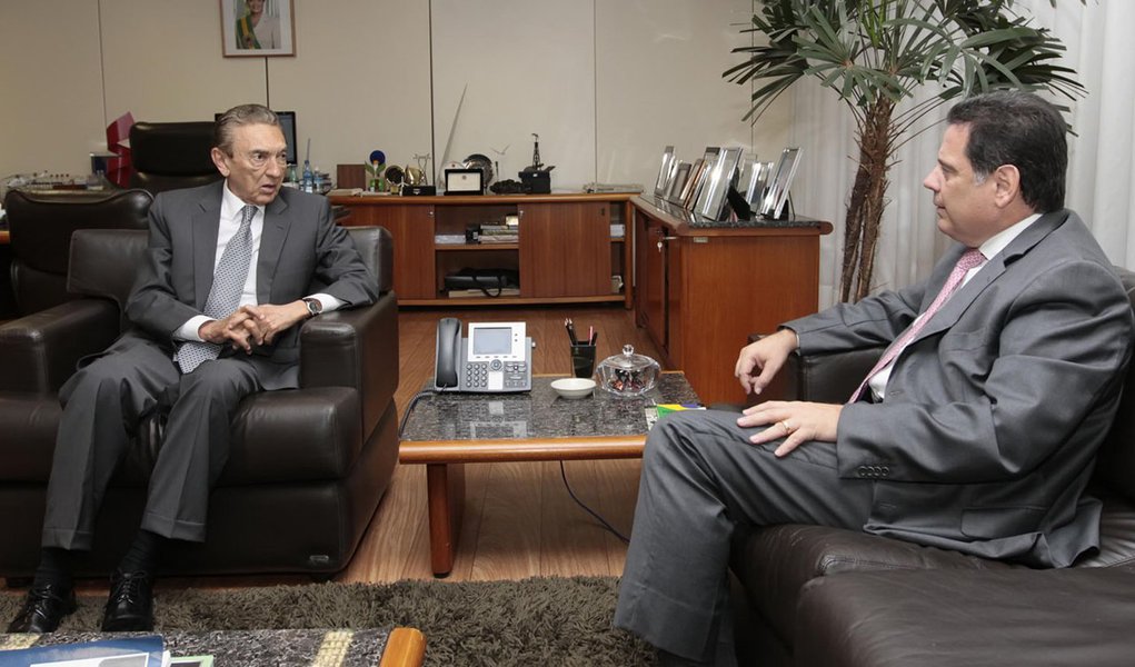 Perillo cobra promessa de investimento na Celg (Foto: Henrique Luiz) Perillo cobra promessa de investimento na Celg