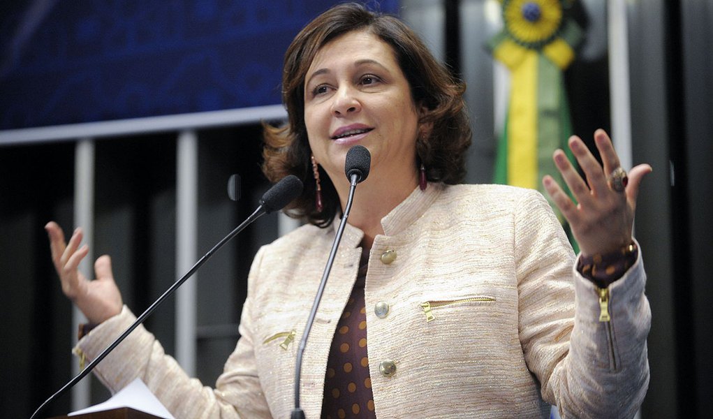 Pró-jornais, Kátia protesta contra clipping da EBC (Foto: Moreira Mariz) Pró-jornais, Kátia protesta contra clipping da EBC