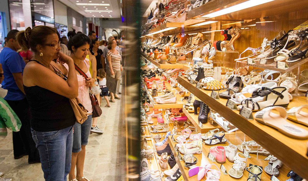 Apenas 10,3% dos brasileiros usarão 13º em compras (Foto: Danilo Verpa) Apenas 10,3% dos brasileiros usarão 13º em compras