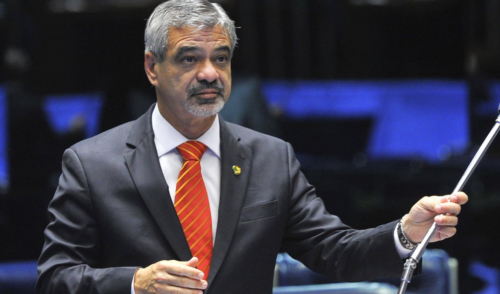 Humberto: "alteração da meta fiscal não fera a LRF" (Foto: Geraldo Magela) Humberto: "alteração da meta fiscal não fera a LRF"