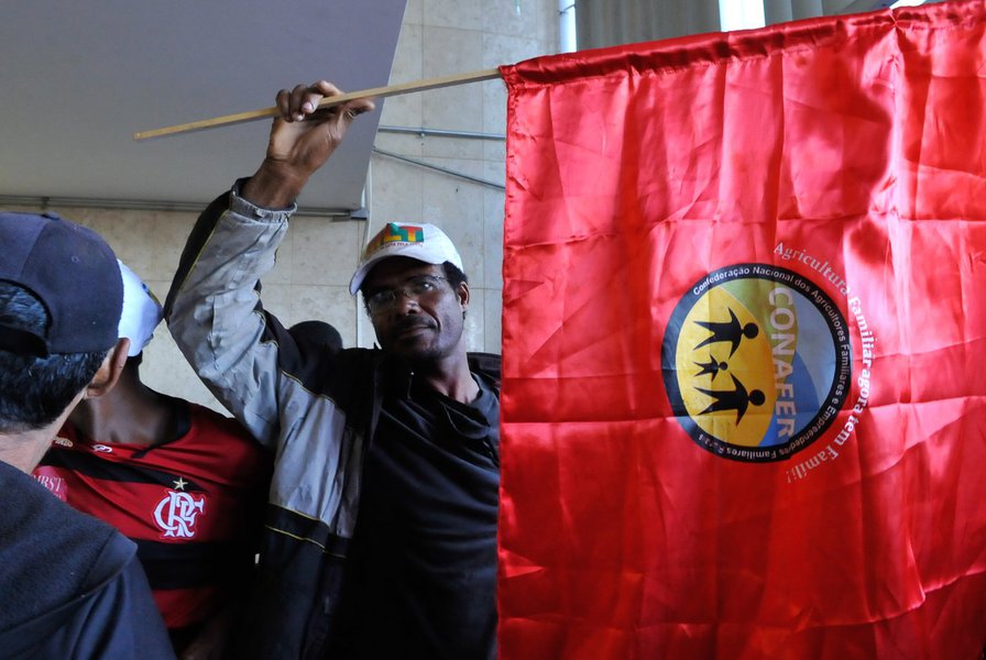 Brasilia - Cerca de 300 integrantes do MST invadem prédio do Incra e impedem entrada de servidores (Foto: Gisele Federicce) Brasilia - Cerca de 300 integrantes do MST invadem prédio do Incra e impedem entrada de servidores