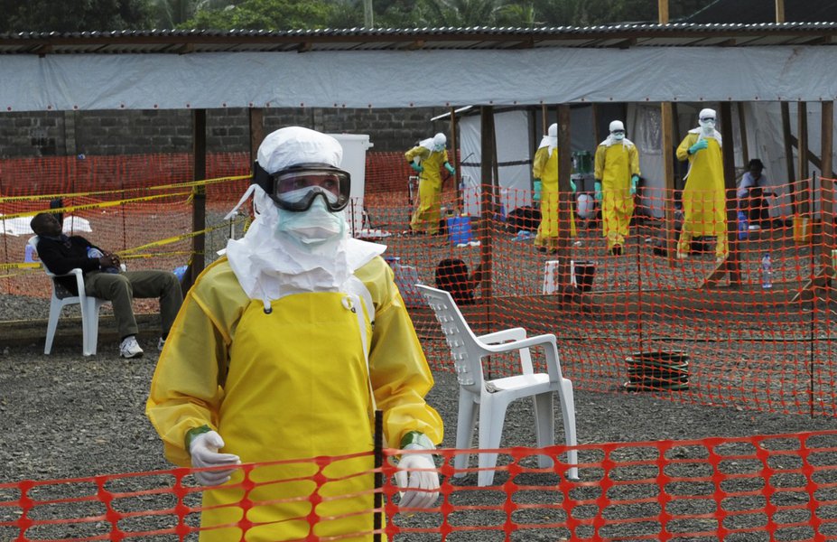 Trabalhadores do MSF preparam campo de isolamento em Monróvia. 23/08/2014 REUTERS/2Tango (Foto: Gisele Federicce) Trabalhadores do MSF preparam campo de isolamento em Monróvia. 23/08/2014 REUTERS/2Tango