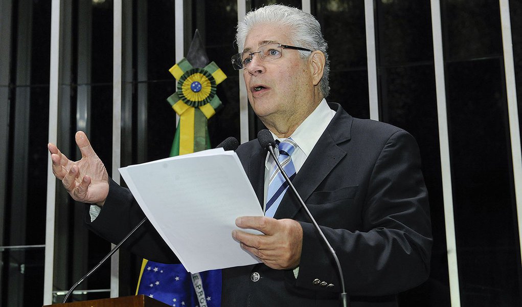 Senador Roberto Requião (PMDB-PR) critica decisão da Suprema Corte dos Estados Unidos em negar a possibilidade de o governo argentino quitar parte da dívida a credores que aceitaram uma renegociação (Foto: Leonardo Attuch) Senador Roberto Requião (PMDB-PR) critica decisão da Suprema Corte dos Estados Unidos em negar a possibilidade de o governo argentino quitar parte da dívida a credores que aceitaram uma renegociação