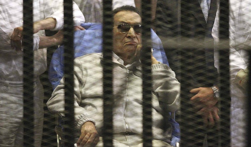 Egypt's ousted President Hosni Mubarak sits inside a dock at the police academy on the outskirts of Cairo April 15, 2013. Mubarak will stay in detention despite a judge ordering his release on bail pending a retrial over charges in complicity in the murde (Foto: Gisele Federicce) Egypt's ousted President Hosni Mubarak sits inside a dock at the police academy on the outskirts of Cairo April 15, 2013. Mubarak will stay in detention despite a judge ordering his release on bail pending a retrial over charges in complicity in the murde