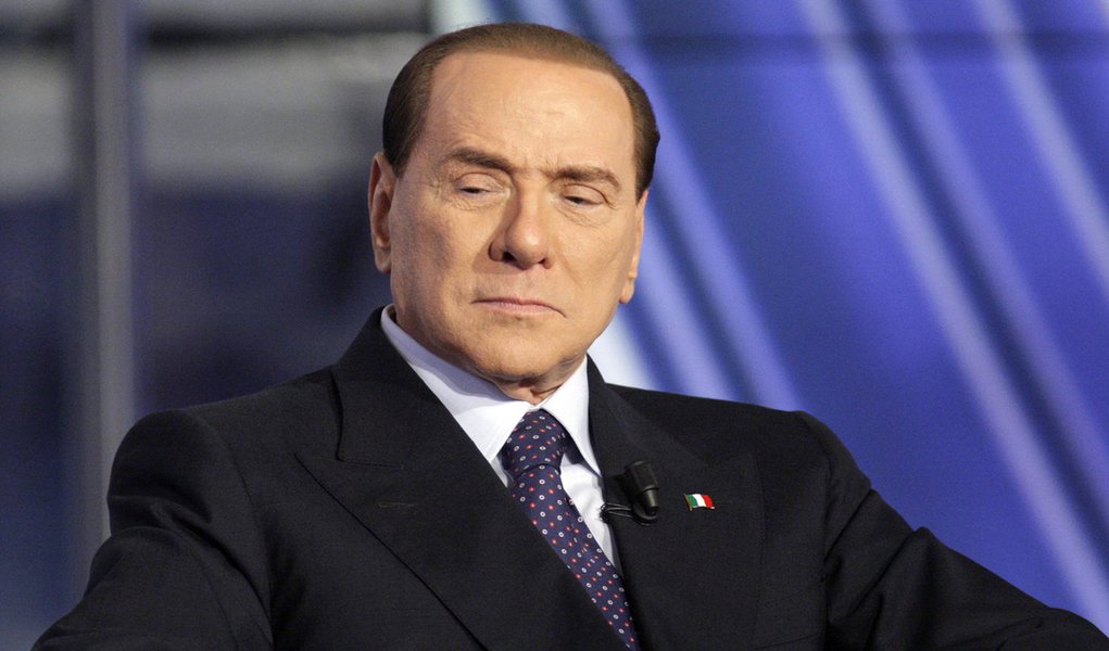 Berlusconi discute com apresentador de TV (Foto: REMO CASILLI) Berlusconi discute com apresentador de TV