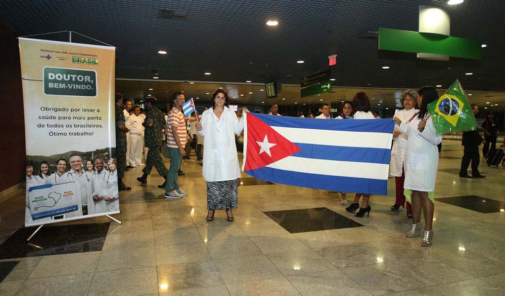 RECIFE,PE,25.08.2013:DESEMBARQUE MÉDICOS CUBANOS/PROGRAMA MAIS MÉDICOS - Desembarque de médicos cubanos no aeroporto da cidade de Recife (PE), neste domingo (25). Os doutores participam do programa do governo federal Mais Médicos. (Foto: Matheus Britto/AI (Foto: Paulo Emílio) RECIFE,PE,25.08.2013:DESEMBARQUE MÉDICOS CUBANOS/PROGRAMA MAIS MÉDICOS - Desembarque de médicos cubanos no aeroporto da cidade de Recife (PE), neste domingo (25). Os doutores participam do programa do governo federal Mais Médicos. (Foto: Matheus Britto/AI