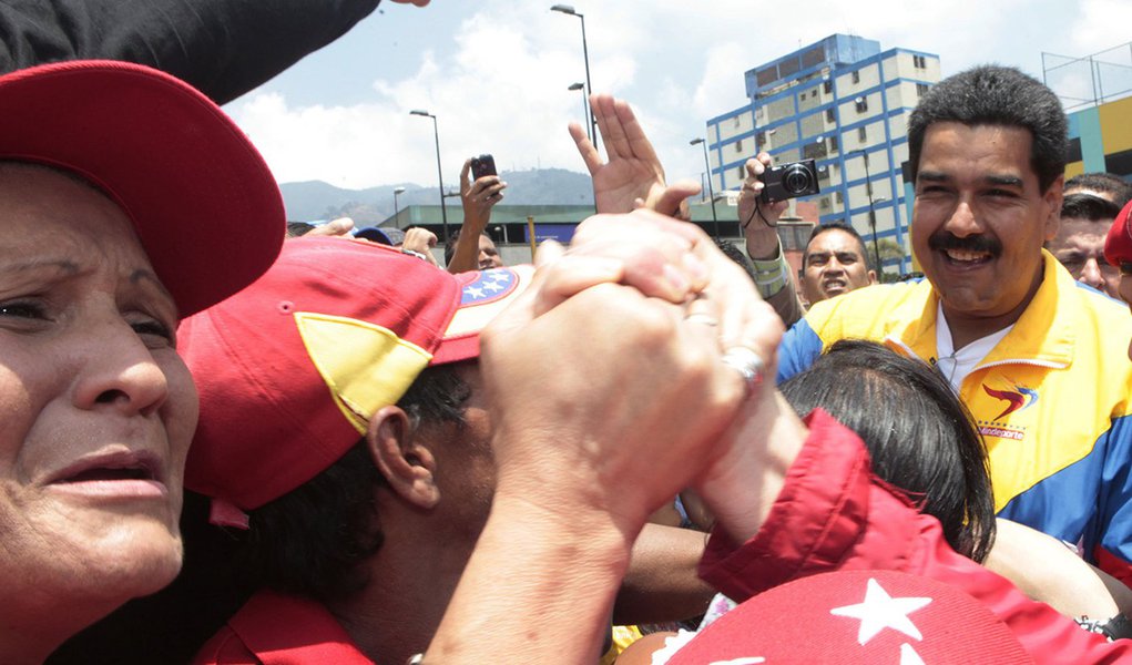 Pesquisa: Maduro tem 53,1% de intenções de voto (Foto: Carlos Garcia Rawlins) Pesquisa: Maduro tem 53,1% de intenções de voto