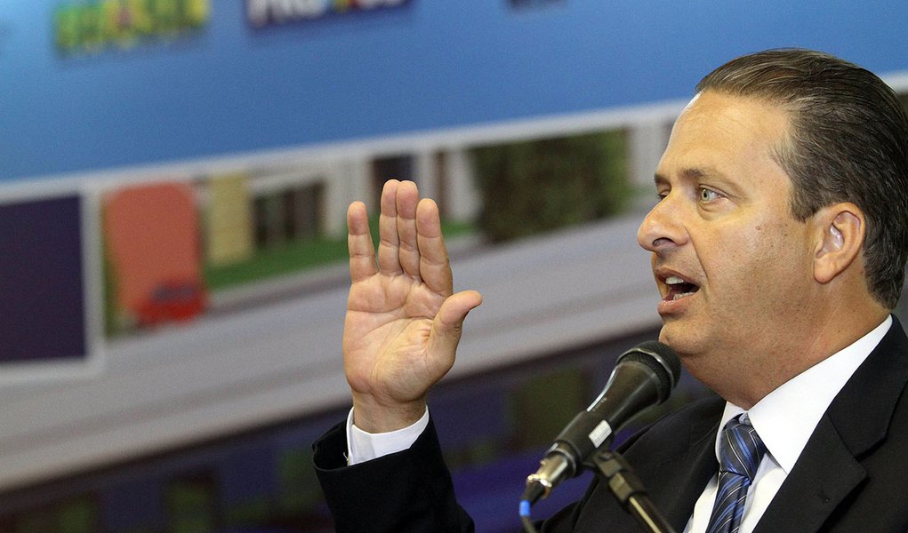 Campos testa slogan com foco na "novidade" Campos testa slogan com foco na "novidade"