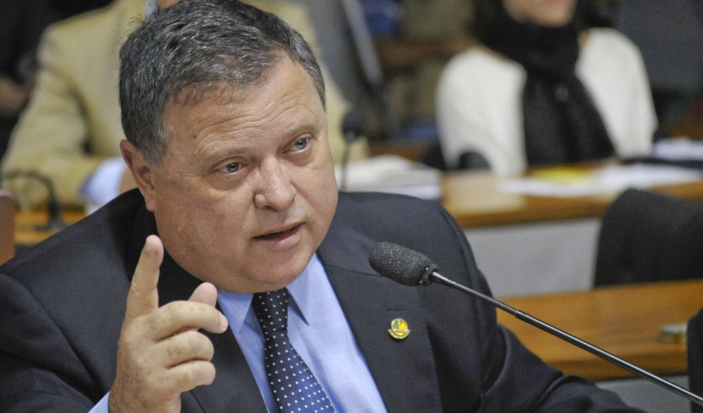 Senador Blairo Maggi (PR-MT) debate projeto (PLC 57/2013) que estende aos veículos automotores de atividade agrícola, as mesmas isenções concedidas aos veículos de uso bélico: registro e licenciamento anual (Foto: Gisele Federicce) Senador Blairo Maggi (PR-MT) debate projeto (PLC 57/2013) que estende aos veículos automotores de atividade agrícola, as mesmas isenções concedidas aos veículos de uso bélico: registro e licenciamento anual
