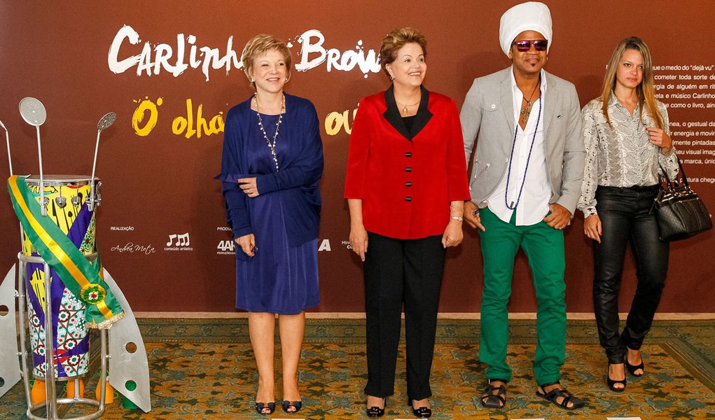 Dilma toca hino do Brasil na caxirola de Brown (Foto: Roberto Stuckert Filho) Dilma toca hino do Brasil na caxirola de Brown