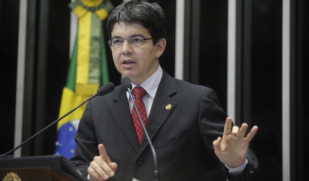 Senador Randolfe Rodrigues (PSOL-AP) diz esperar reabertura de debate sobre a Lei da Anistia (Foto: Charles Nisz) Senador Randolfe Rodrigues (PSOL-AP) diz esperar reabertura de debate sobre a Lei da Anistia