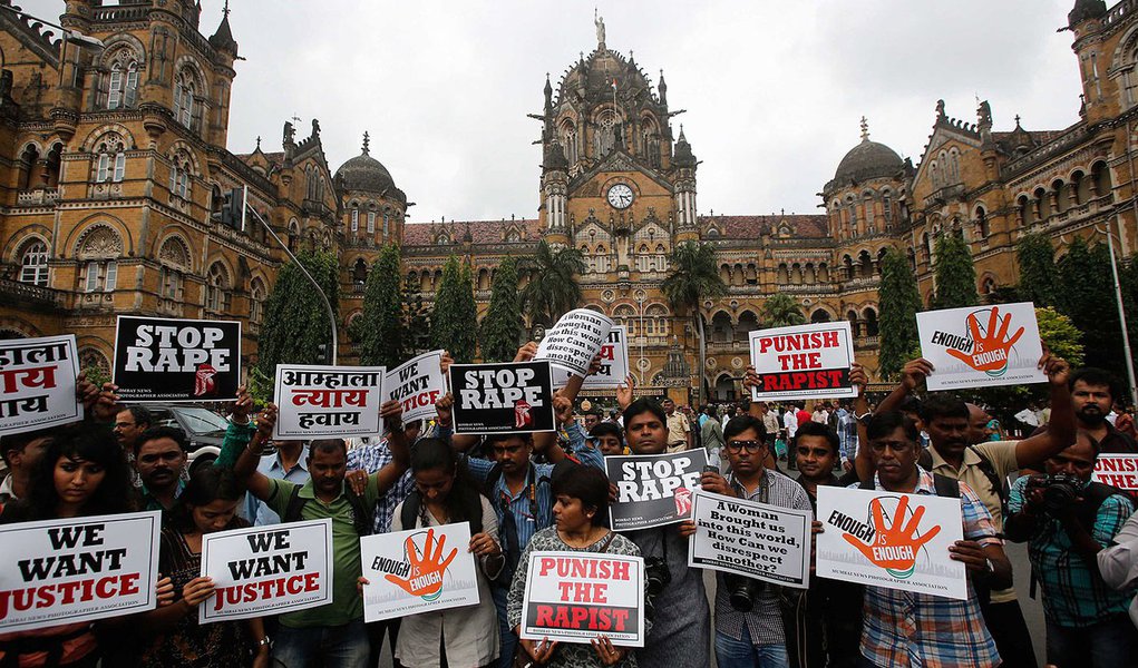 Journalists hold placards as they participate in a protest march against the rape of a photo journalist by five men inside an abandoned textile, in Mumbai August 23, 2013. The attack on Thursday night triggered protests and an outcry on social media, with (Foto: Gisele Federicce) Journalists hold placards as they participate in a protest march against the rape of a photo journalist by five men inside an abandoned textile, in Mumbai August 23, 2013. The attack on Thursday night triggered protests and an outcry on social media, with