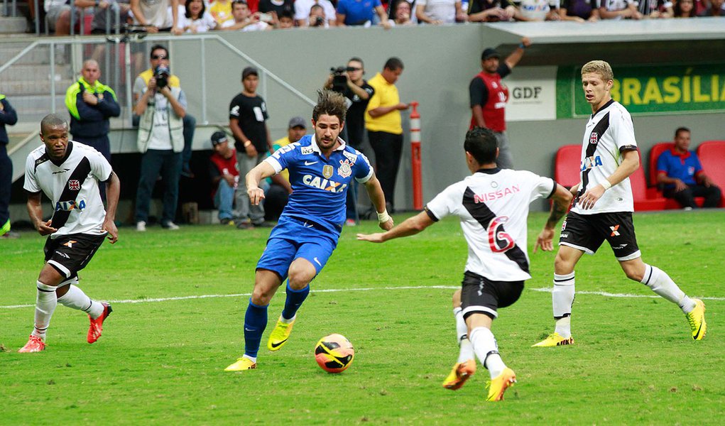 BRASÍLIA,DF,25.08.2013:BRASILEIRÃO/VASCO E CORINTHIANS - O jogador Alexandre Pato do Corinthians durante a partida entre Vasco RJ e Corinthians SP válida pela Série A do Campeonato Brasileiro 2013, no Estádio Mané Garrincha em Brasília (DF), neste domingo (Foto: Leonardo Attuch) BRASÍLIA,DF,25.08.2013:BRASILEIRÃO/VASCO E CORINTHIANS - O jogador Alexandre Pato do Corinthians durante a partida entre Vasco RJ e Corinthians SP válida pela Série A do Campeonato Brasileiro 2013, no Estádio Mané Garrincha em Brasília (DF), neste domingo