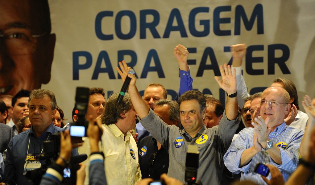 Aécio: "39 ministérios é tapa na cara da sociedade" (Foto: DANIEL CONZI) Aécio: "39 ministérios é tapa na cara da sociedade"
