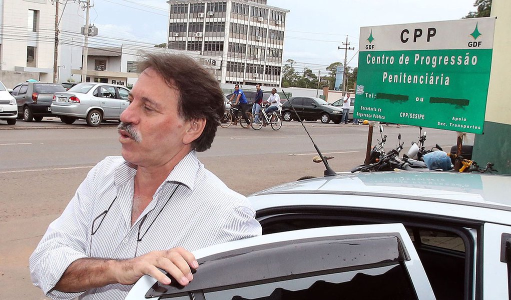 DF - MENSALÃO/DELÚBIO - POLÍTICA - O ex-tesoureiro do PT Delúbio Soares retorna ao Centro de Progressão Penitenciária (CPP), no Distrito Federal, após seu primeiro dia de trabalho fora da prisão, nesta segunda-feira. Delúbio foi submetido nesta seg (Foto: Paulo Emílio) DF - MENSALÃO/DELÚBIO - POLÍTICA - O ex-tesoureiro do PT Delúbio Soares retorna ao Centro de Progressão Penitenciária (CPP), no Distrito Federal, após seu primeiro dia de trabalho fora da prisão, nesta segunda-feira. Delúbio foi submetido nesta seg