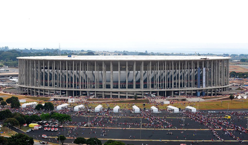 Brasília – Torcedores chegam ao Estádio Nacional de Brasília Mané Garrincha onde acontece o segundo jogo teste antes da abertura oficial da Copa das Confederações (Foto: Leonardo Lucena) Brasília – Torcedores chegam ao Estádio Nacional de Brasília Mané Garrincha onde acontece o segundo jogo teste antes da abertura oficial da Copa das Confederações