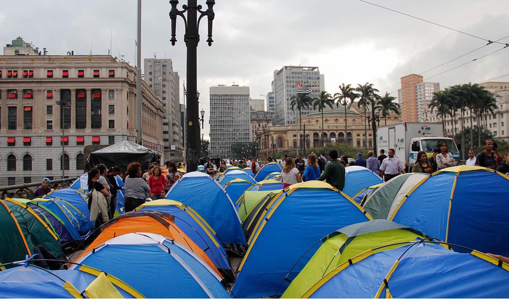 Manifestantes acampam por casas populares em SP Manifestantes acampam por casas populares em SP