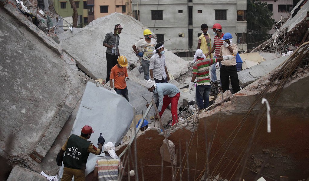 Quatro são presos por desabamento em Bangladesh (Foto: ANDREW BIRAJ) Quatro são presos por desabamento em Bangladesh