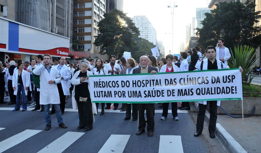 Médicos fecham Avenida Paulista em protesto (Foto: J. Duran Machfee/Futura Press/Fo) Médicos fecham Avenida Paulista em protesto