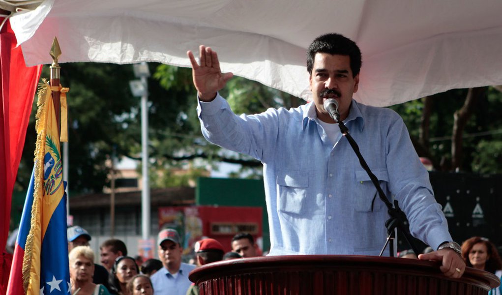 Chávez recebe ministros para reunião em hospital (Foto: HANDOUT) Chávez recebe ministros para reunião em hospital