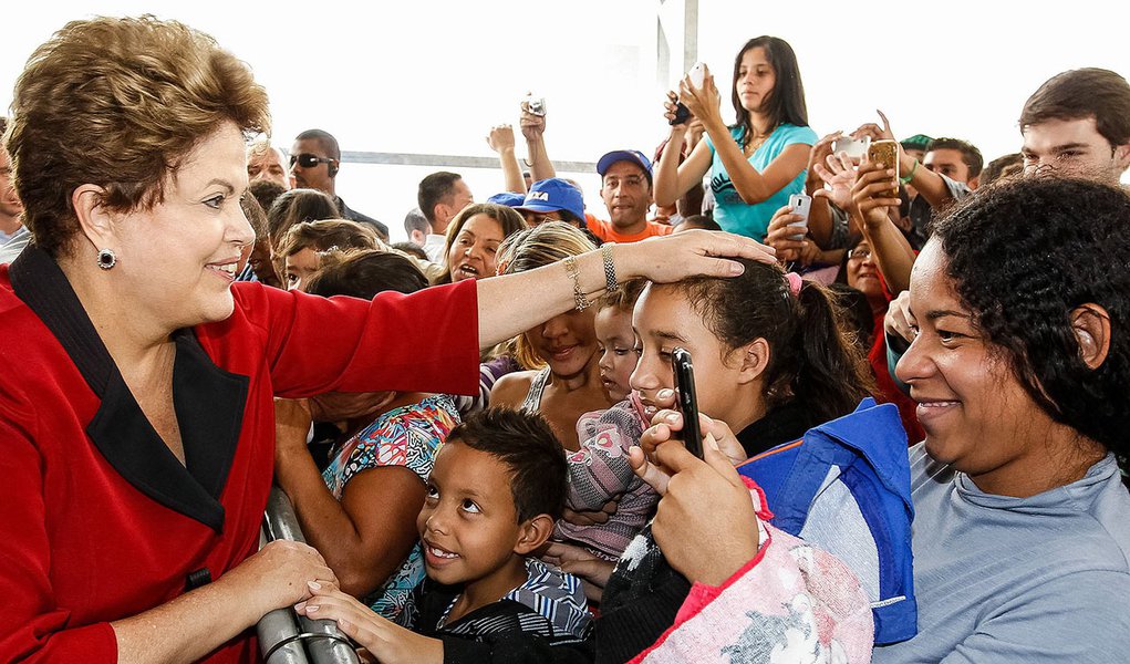 Campinas - SP, 29/08/2013. Presidenta Dilma Rousseff durante a cerimônia de entrega de 520 U.H. no Residencial Campinas Sírius, do Programa Minha Casa Minha Vida e Anúncio de R$ 1 Bilhão em contratações do Programa Minha Casa Melhor. Foto: Roberto Stucker (Foto: Felipe L. Goncalves) www.brasil247.com - Campinas - SP, 29/08/2013. Presidenta Dilma Rousseff durante a cerimônia de entrega de 520 U.H. no Residencial Campinas Sírius, do Programa Minha Casa Minha Vida e Anúncio de R$ 1 Bilhão em contratações do Programa Minha Casa Melhor. Foto: Roberto Stucker