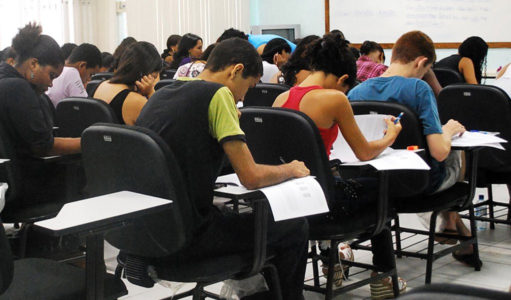 Data: 08/01/2010 - Escolas estaduais aplicam simulado para o Exame Nacional do Ensino Médio - Enem - Editoria: Cidade NA - Foto: SECOM - Jornal Notícia Agora - EDUCAÇÃO - Escola (Foto: Aquiles Lins) Data: 08/01/2010 - Escolas estaduais aplicam simulado para o Exame Nacional do Ensino Médio - Enem - Editoria: Cidade NA - Foto: SECOM - Jornal Notícia Agora - EDUCAÇÃO - Escola