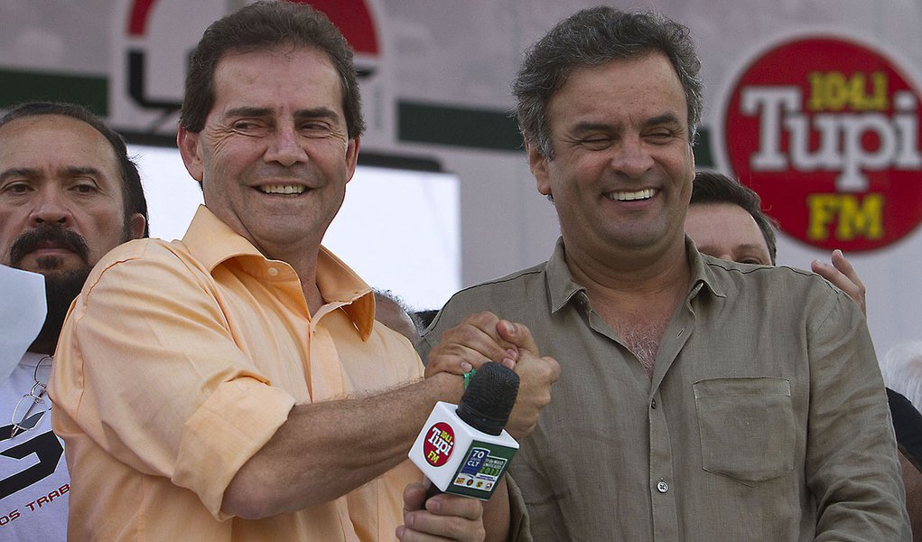 Aécio: "Inflação não pode roubar o trabalhador" (Foto: Leandro Martins/Futura Press/Fol) Aécio: "Inflação não pode roubar o trabalhador"